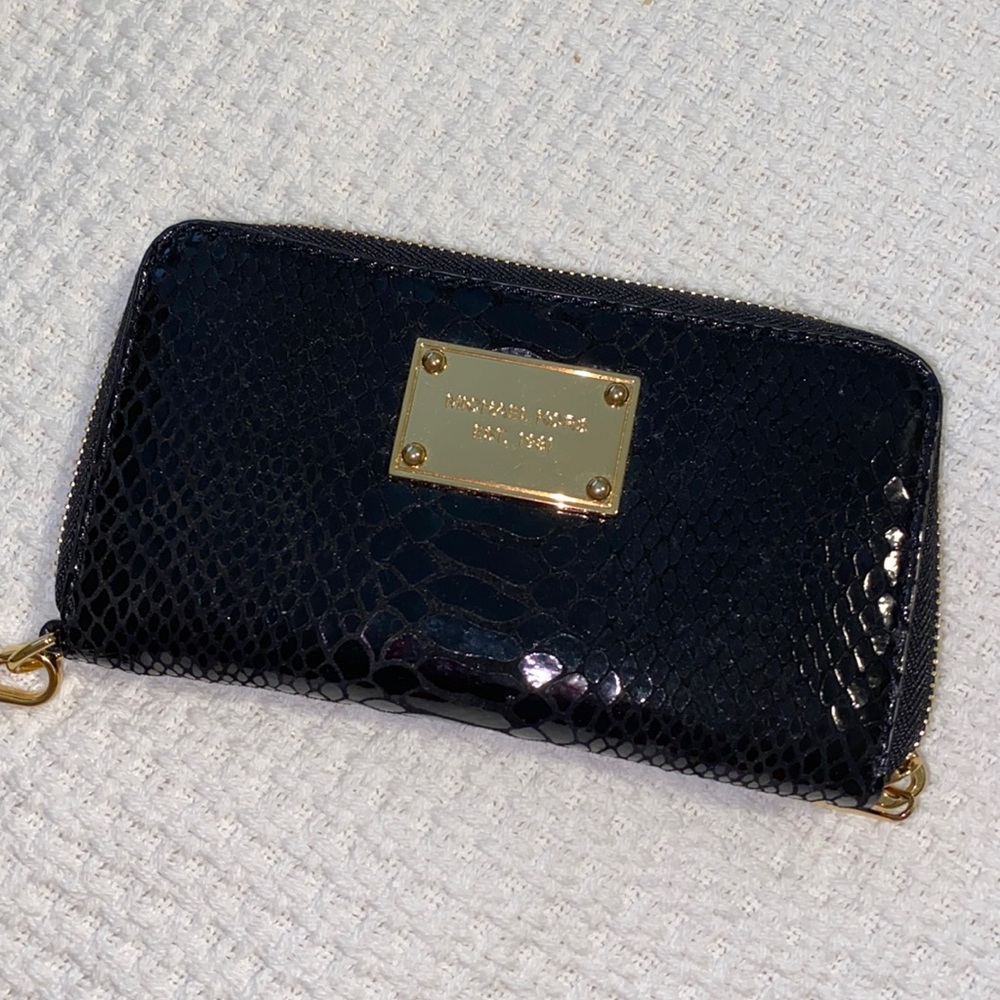Michael Kors wristlet wallet like new